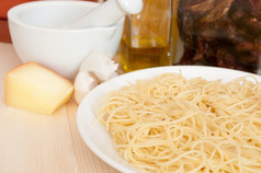 意大利厨房意大利面干西红柿科里奶酪大蒜砂浆与杵而且橄榄石油