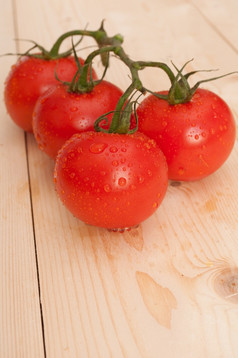群新鲜的西红柿木表格