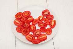 心新鲜的西红柿白色板表格