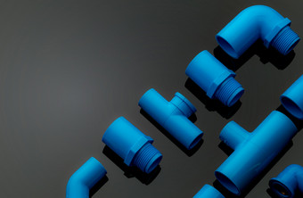 集蓝色的聚氯乙烯管配件孤立的黑暗背景蓝色的塑料水管聚氯乙烯配件为管道水管工设备弯曲和三个道路连接塑料管为水排水<strong>污水</strong>
