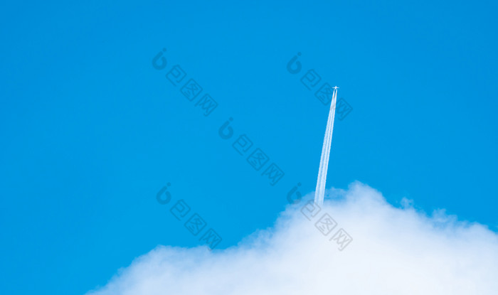 飞机与白色冷凝跟踪飞机飞机蓝色的天空和白色云与蒸汽小道旅行飞机概念小径排气气体从飞机引擎飞机与白色条纹