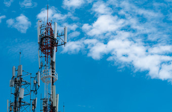 电信塔与蓝色的天空和白色云背景天线蓝色的天空广播和卫星波兰沟通技术电信行业移动电信网络