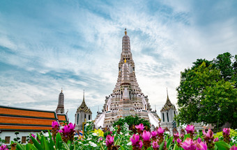 什么阿伦拉查瓦拉兰与美丽的蓝色的天空和白色云什么阿伦佛教寺庙的具有里程碑意义的曼谷泰国吸引力艺术和古老的体系结构曼谷泰国