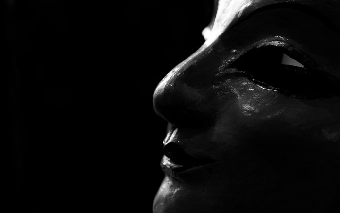 雕像脸女人使石膏雕像脸女人黑暗背景雕塑艺术雕像脸女人看为某物