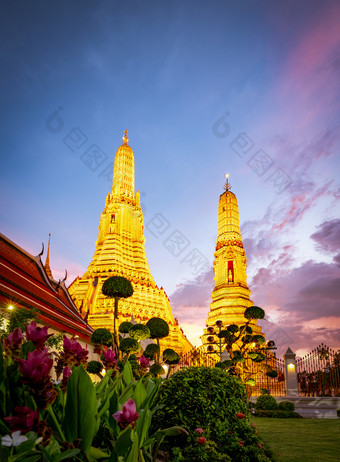 什么阿伦拉查瓦拉兰日落与美丽的黑暗蓝色的天空和云什么阿伦佛教寺庙的具有里程碑意义的曼谷泰国吸引力艺术和古老的体系结构曼谷泰国
