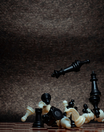 国际象棋董事会游戏业务策略管理和成功概念团队合作与竞争和成功战略国际象棋冲突反弹从董事会转在国际象棋董事会块国际象棋失败