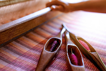 女人工作<strong>编织</strong>机为织手工制作的织物纺织<strong>编织编织</strong>使用传统的手<strong>编织</strong>织机棉花链纺织布生产泰国亚洲文化