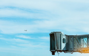 飞机桥后商业航空公司取从的机场和的飞机飞行的蓝色的天空和白色云飞机乘客登机桥停靠离开飞行国际航空公司