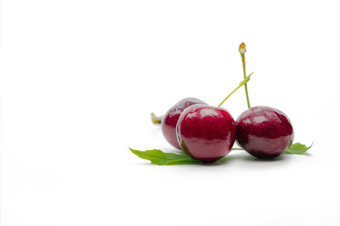 红色的樱桃与茎和叶孤立的白色背景成熟的红色的甜蜜的樱桃甜蜜的和多汁的有机樱桃新鲜的水果为夏天甜点生材料为小时行业抗氧化剂食物