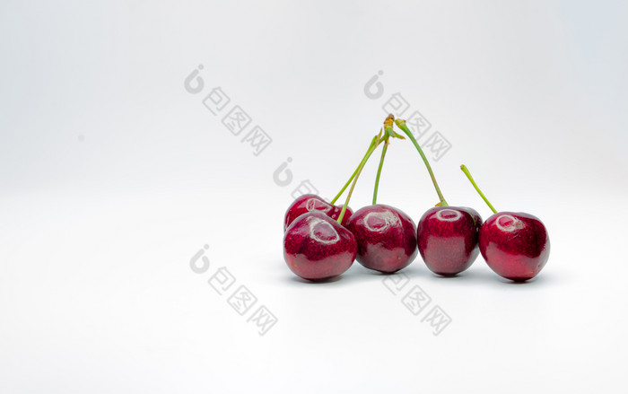 红色的樱桃与茎孤立的白色背景成熟的红色的甜蜜的樱桃甜蜜的和多汁的有机樱桃新鲜的水果为夏天甜点抗氧化剂食物健康的零食