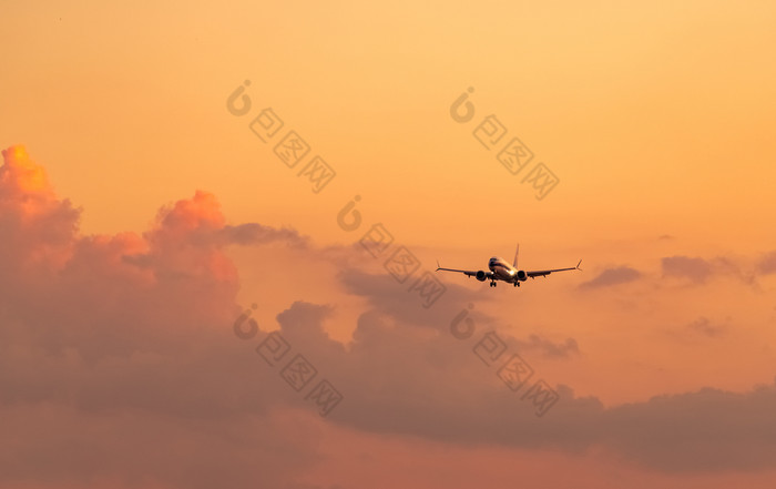 商业航空公司乘客飞机着陆机场与美丽的日落天空和云到来飞行飞机飞行行为着陆飞机开放光的晚上飞行