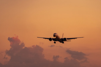 商业航空公司乘客飞机着陆机场与美丽的日落<strong>天空</strong>和云到来飞行飞机飞行行为着陆飞机开放光的<strong>晚上</strong>飞行