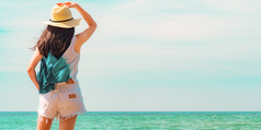 快乐年轻的女人休闲风格时尚和稻草他站海海滩放松和享受假期热带天堂海滩与翡翠绿色海水女孩夏天假期蓝色的天空
