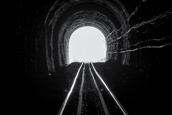 火车隧道老铁路洞穴希望生活的结束的道路铁路机车火车泰国老体系结构铁路隧道建旅行和希望的目的地