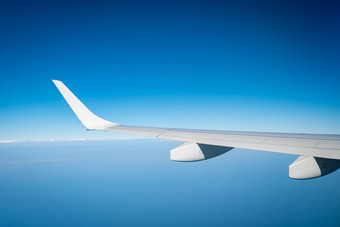 翼飞机在白色云飞机<strong>飞行</strong>蓝色的天空风景优美的视图从飞机窗口商业航空公司<strong>飞行</strong>飞机翼以上云<strong>飞行</strong>力学概念国际<strong>飞行</strong>