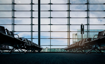 乘客座位离开休息室机场终端室内机场终端椅子离开区域国际门运输业务和旅行空座位为等待飞行
