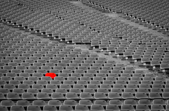 足球体育场与空座位杰出的空红色的塑料<strong>椅</strong>子足球竞技场行没人住的板凳上体育体育场保留座位为足球游戏概念<strong>户外</strong>观众<strong>椅</strong>子
