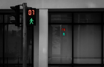 行人信号交通光波兰行人穿越标志为安全走的城市人行横道信号绿色交通光信号和秒左走在的路
