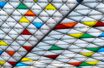 聚碳酸酯屋顶雨篷建筑色彩斑斓的塑料屋顶与现代模式三角形聚碳酸酯表装修树冠外体系结构设计聚碳酸酯天窗聚合物塑料