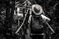 黑色的和白色照片亚洲女人旅游与他和背包站和开始走自然小道桥常绿森林独自一人年轻的女人旅行者