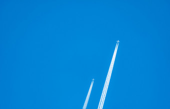 两个飞机与白色冷凝跟踪飞机飞机清晰的蓝色的天空与蒸汽小道旅行飞机概念小径排气气体从飞机引擎飞机与白色条纹