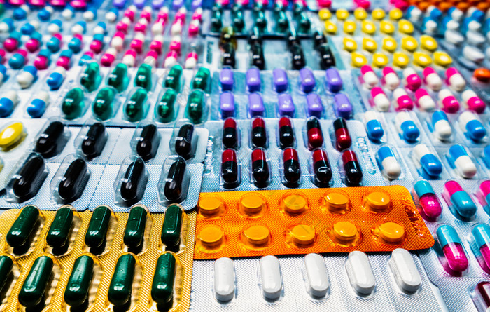 色彩斑斓的平板电脑和胶囊药丸泡包装安排与美丽的模式制药行业概念药店药店抗生素药物电阻和药物使用与合理的