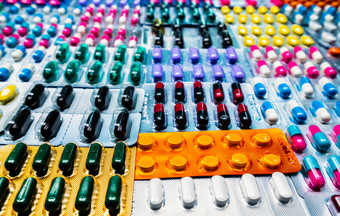 色彩斑斓的平板电脑和胶囊药丸泡包装安排与美丽的模式制药行业概念<strong>药店药店</strong>抗生素药物电阻和药物使用与合理的