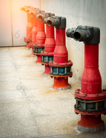 火安全泵水泥地板上混凝土建筑洪水系统消防系统管道火保护红色的火泵前面混凝土墙高压力火安全泵