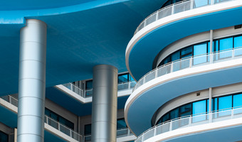 特写镜头白色和蓝色的建筑与玻璃窗口现代<strong>体系结构</strong>外建筑建筑细节现代建筑外观办公室建筑财产建设概念