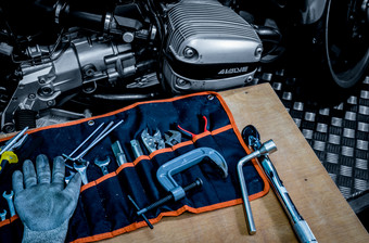 春武里泰国- - -9月工具集的表格与黑色的和白色场景单油缸头封面宝马摩托车商店