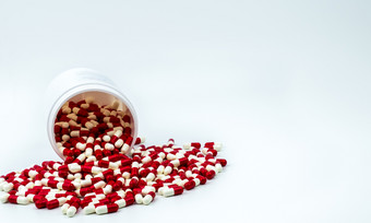 色彩斑斓的抗生素胶囊药片与塑料瓶白色背景药物电阻抗生素药物使用与<strong>合理</strong>的健康政策和健康保险概念