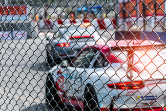 赛车运动车赛车沥青路视图从的栅栏网网模糊车赛马场背景超级赛车车街电路汽车行业概念