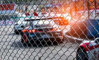电动机体育运动车赛车沥青路视图从的栅栏网网模糊车赛马场背景超级赛车车街电路汽车行业概念