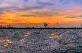 盐农场的早....与日出天空有机海盐蒸发和结晶海水生材料盐工业钠氯太阳能蒸发系统碘盐