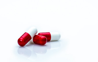 宏拍摄细节红色的白色抗生素胶囊药片孤立的白色背景与复制空间抗生素药物使用与合理的概念抗菌药物电阻概念