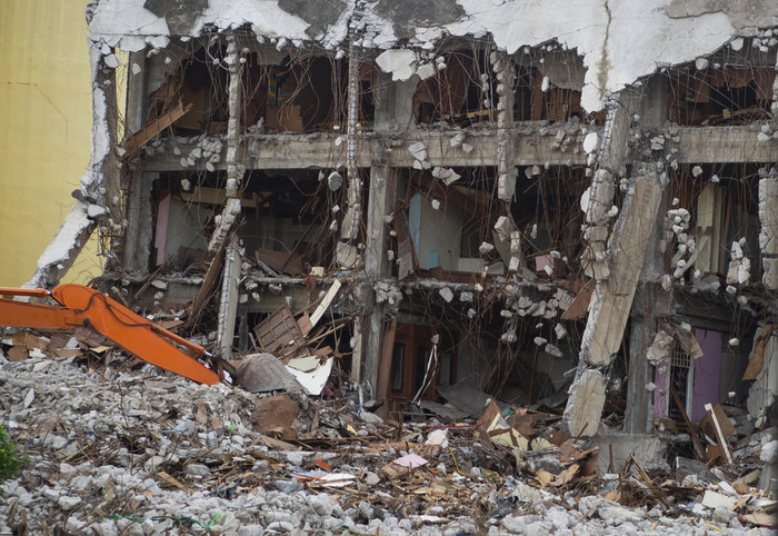 摧毁了建筑工业建筑拆迁爆炸被遗弃的混凝土建筑与废墟和废地震毁了损坏的倒塌建筑从飓风灾难
