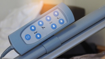 特写镜头远程控制面板电可调床上使用为调整病人rsquo床上为舒适的可调医院床上远程与蓝色的按钮电医院床上为禁用人