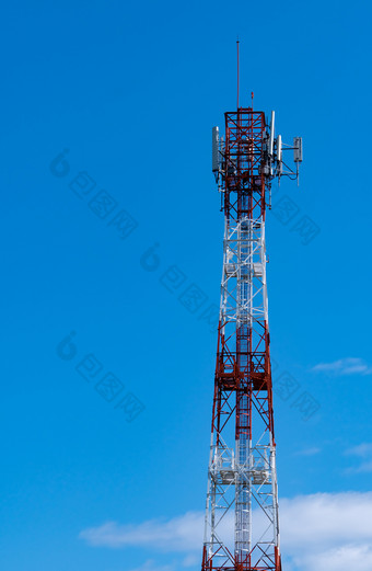 <strong>电信</strong>塔与蓝色的天空和白色云背景天线蓝色的天空广播和卫星波兰沟通技术<strong>电信</strong>行业<strong>移动电信</strong>网络