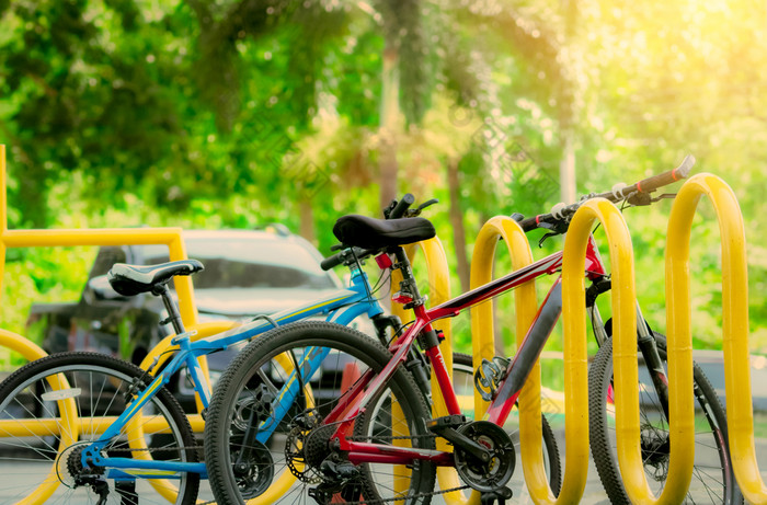 自行车分享系统自行车为租金业务自行车为城市之旅自行车停车站环保运输城市经济公共运输自行车站的公园健康的生活方式