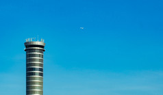 空气交通控制塔的机场与国际飞行飞机飞行清晰的蓝色的天空机场交通控制塔为控制空域雷达航空技术飞行管理