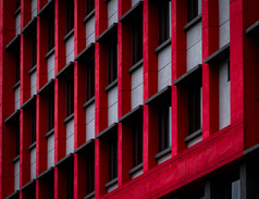 玻璃窗口摩天大楼办公室建筑与红色的和白色混凝土墙外商业建筑现代体系结构设计外观现代业务建筑混凝土和玻璃建筑