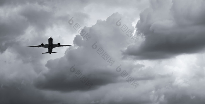 飞机飞行黑暗天空和白色云商业航空公司与梦想目的地概念航空业务危机概念失败的旅程假期飞行空气运输伤心旅行