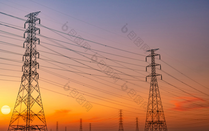 轮廓高电压电桥塔和电线与紫色的和红色的日落天空电波兰人日落权力和能源概念高电压网格塔与线电缆钢塔