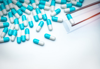 钳选择white-blue胶囊从集团胶囊药片药物选择抗生素药物选择抗生素药物电阻概念和制药工厂概念药物选择