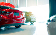 模糊后视图红色的车奢侈品车停现代展厅车经销商办公室汽车零售商店电和混合动力车业务概念汽车租赁汽车行业
