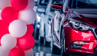 红色的和白色气球装饰现代车展厅模糊前面视图红色的运动型多功能车车新和闪亮的奢侈品运动型多功能车车停现代展厅车经销商办公室汽车行业