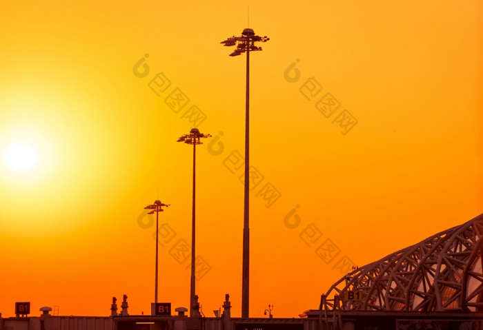 高电桥塔的机场日落与橙色天空聚光灯波兰的机场能源支持的机场概念金属结构体系结构户外领导灯灯波兰人