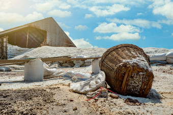 精品与盐水盐袋桩有机海盐和竹子篮子前面精品与蓝色的天空和白色云夏天生材料盐工业海洋盐塑料袋