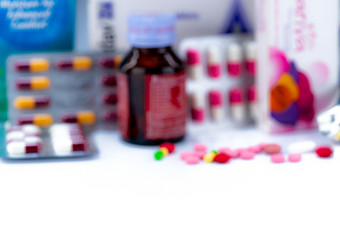 模糊平板电脑药片药物瓶和胶囊包药片药物包装药店商店产品药品和医疗保健概念制药行业维生素和补充