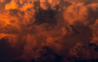 <strong>红</strong>色的橙色毛茸茸的云日落天空背景艺术图片橙色云纹理美丽的模式云黑暗和恐怖<strong>场景</strong>天空美自然强大的和精神上的<strong>场景</strong>